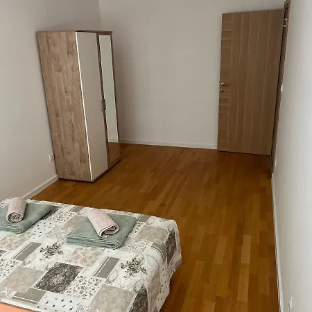 Ljalja Apartamento *