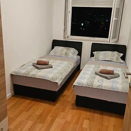 Ljalja Apartamento *